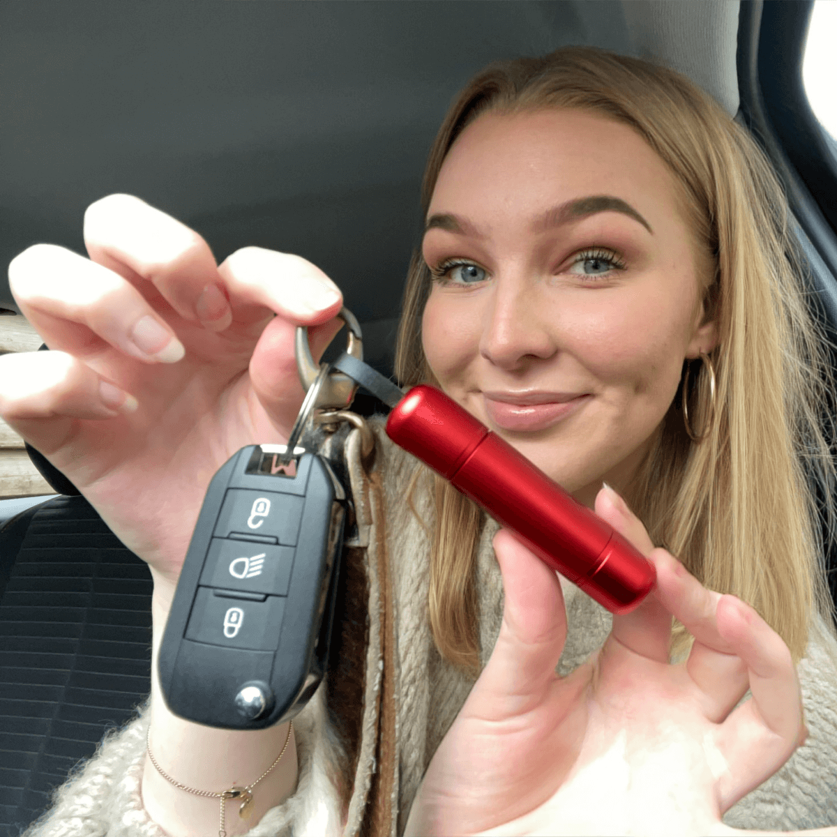 Safekey — brise-vitre et coupe-ceinture compact