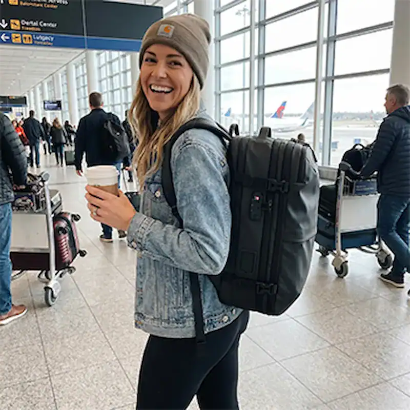 Voyageurs avec sac à dos Airo sous vide à l'aéroport