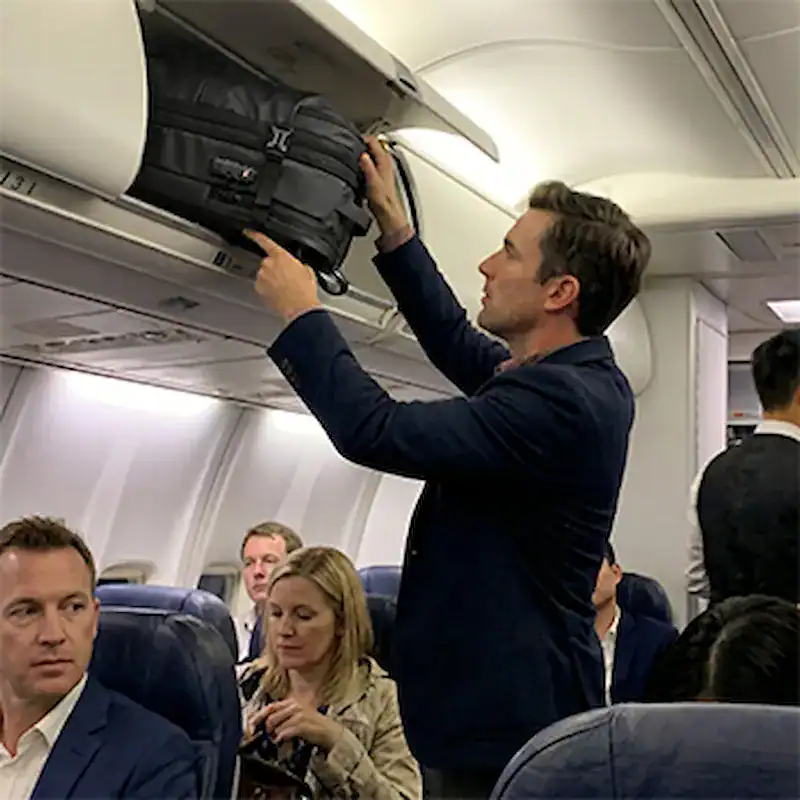 Homme préparant son Airo pour un voyage d'affaires