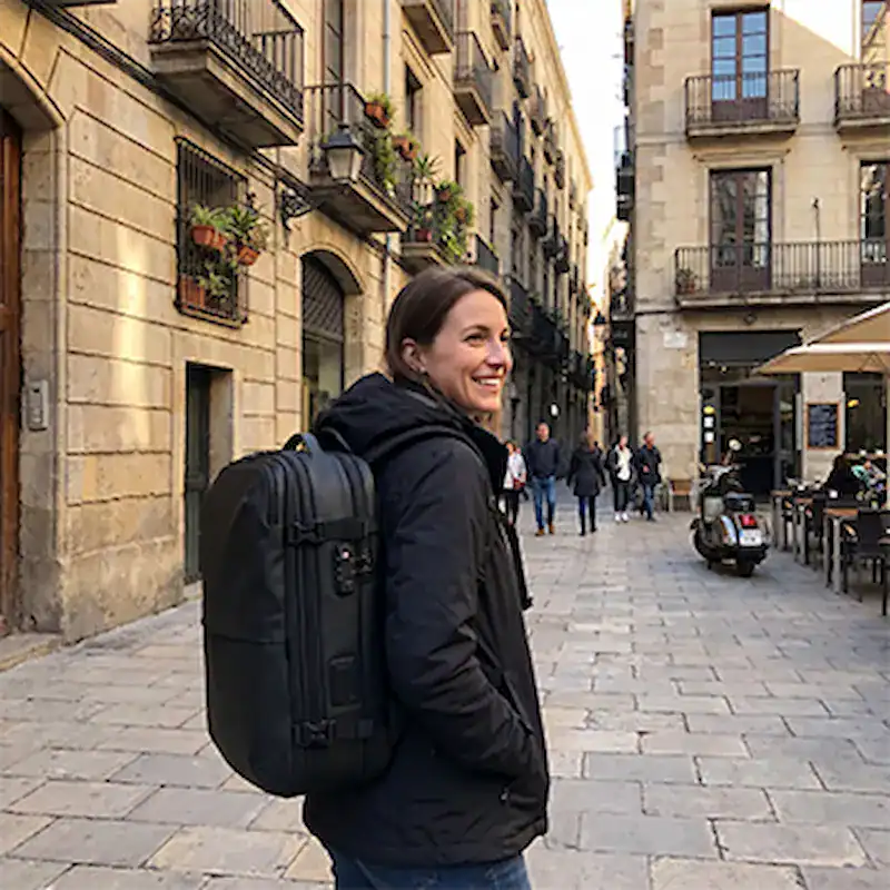 Femme avec sac à dos Airo en city trip