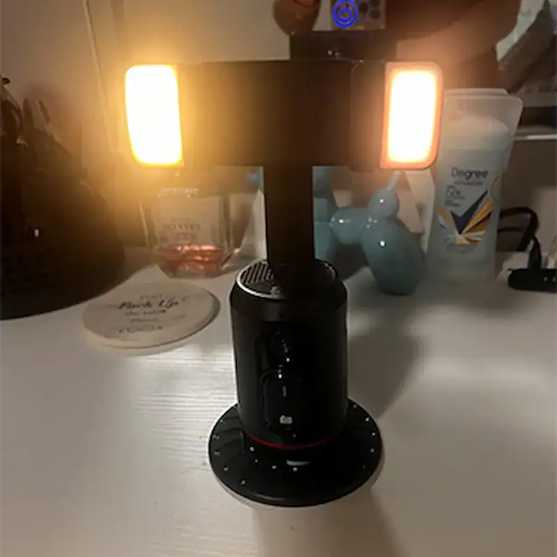 Femme faisant du contenu TikTok avec le support auto-tracking FocusFlow™
