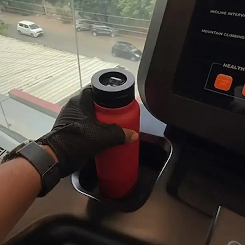 Créateur de contenu gym utilise GripSip comme trépied invisible
