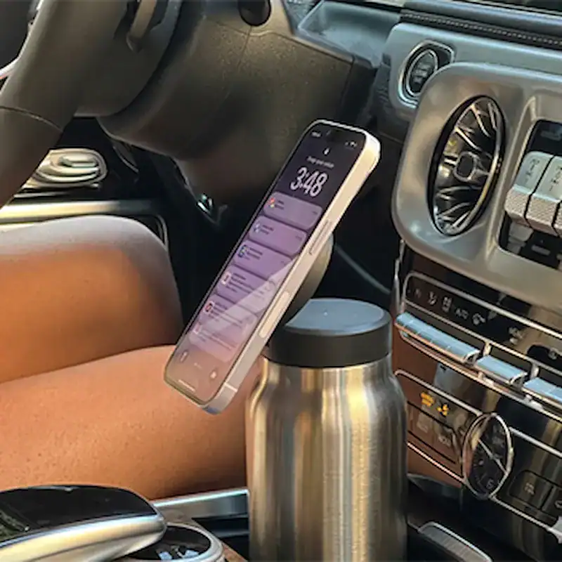 Sportive utilise GripSip dans le porte-gobelet de sa voiture pour la navigation