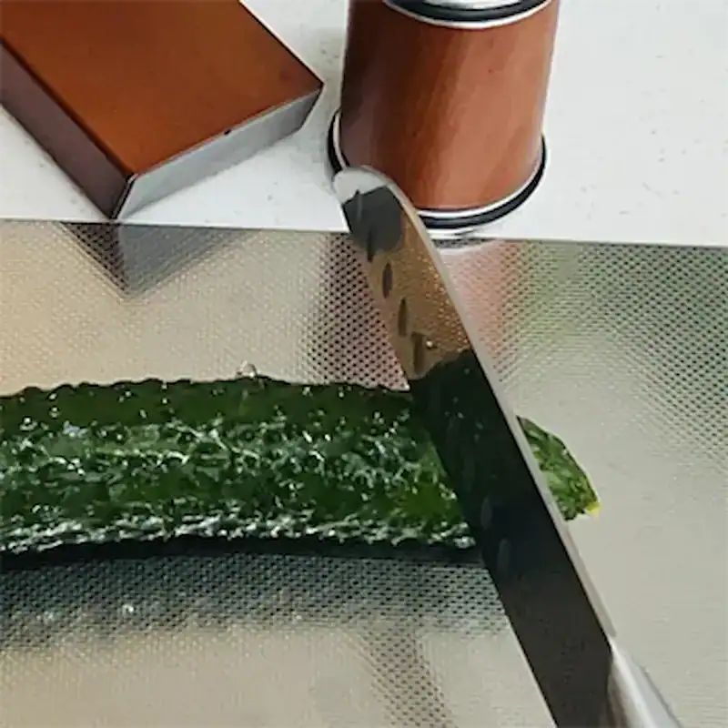 Femme satisfaite d'un couteau tranchant après Hatori Edge