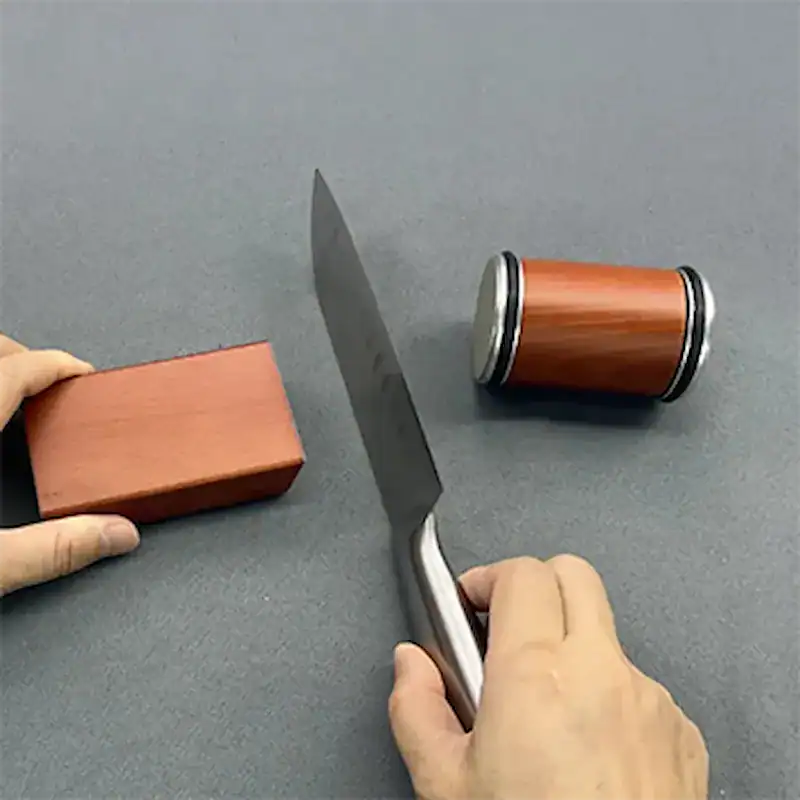 Homme aiguisant un couteau avec Hatori Edge en cuisine