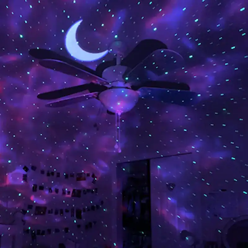 Femme se détend avec le projecteur NebulaCast avant de dormir