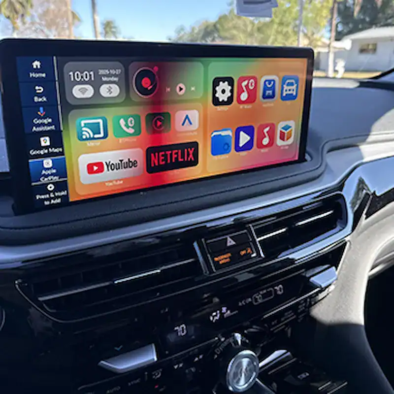 Homme streaming Netflix sur son écran de voiture avec la Roadcast Carplay AI Box