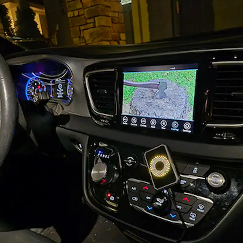Conducteur professionnel avec CarPlay sans fil via Roadcast dans sa voiture
