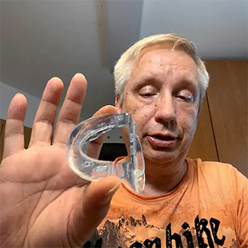 Homme réglant la Silentia Pro avant de dormir