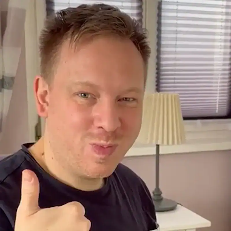 Voyageuse avec Silentia Pro dans sa valise pour l'hôtel