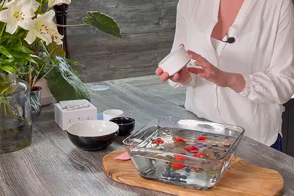 Mère avec enfants nettoyant des légumes avec CleanShield
