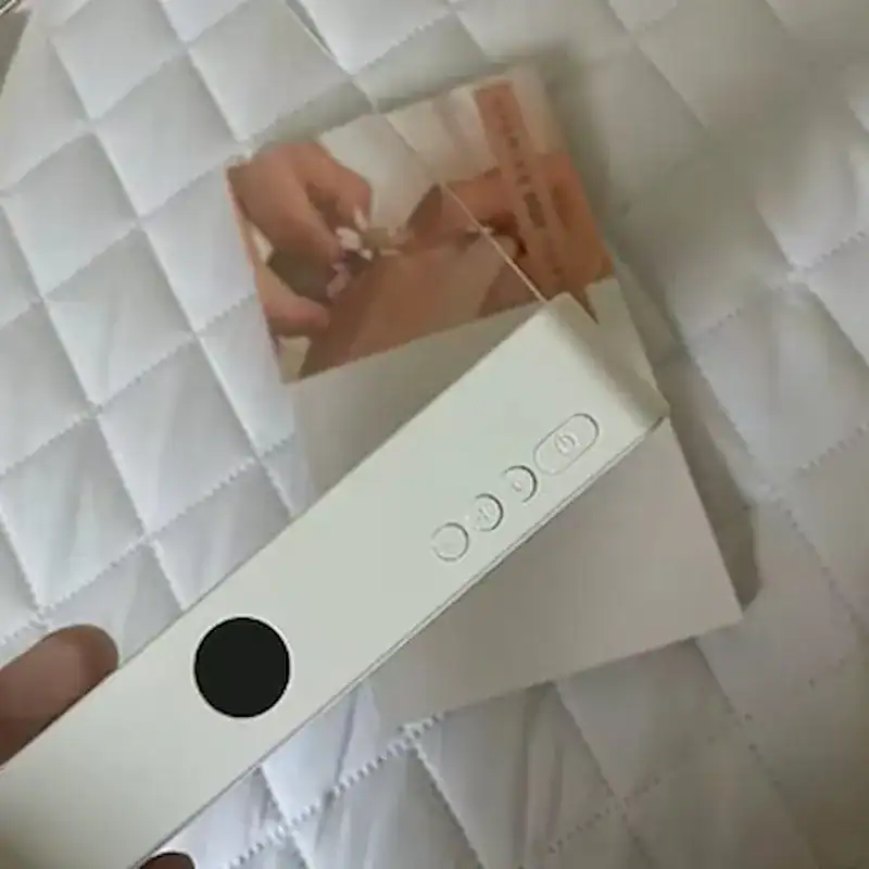 Homme qui lit avec la LucidLens pendant que sa partenaire dort à côté