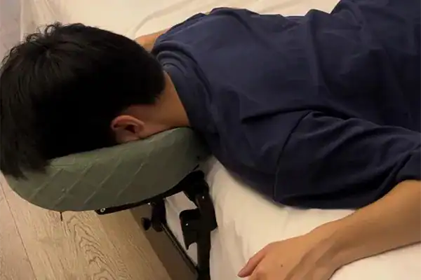 Couple qui se détend ensemble à la maison avec le kit massage NapaNest