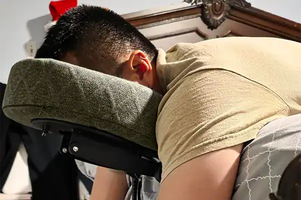 Femme allongée confortablement sur le ventre avec coussin pectoral NapaNest