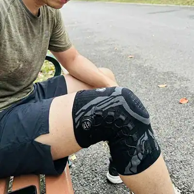 Coureur avec NexusBrace Pro sur le genou