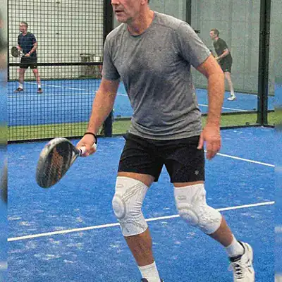 Joueur de padel avec NexusBrace Pro en action