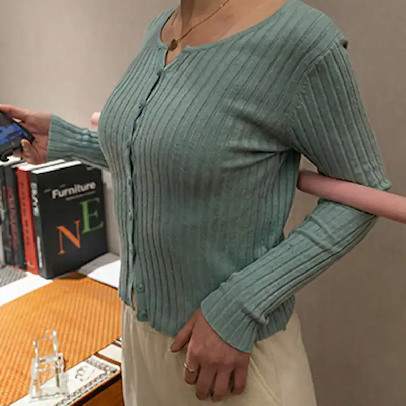 Femme se tenant droite après avoir utilisé le PosturaFlex