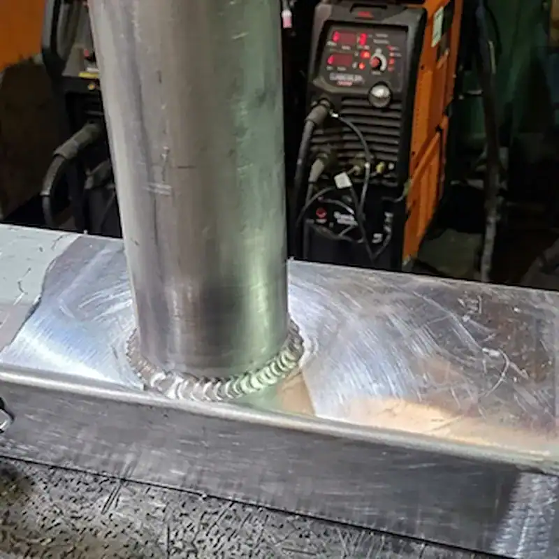 Bricoleur répare une chaise de jardin en aluminium avec des baguettes UpCraft