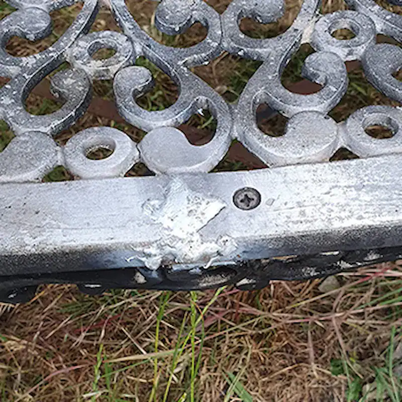 Homme utilise un chalumeau pour réparer une caravane en aluminium