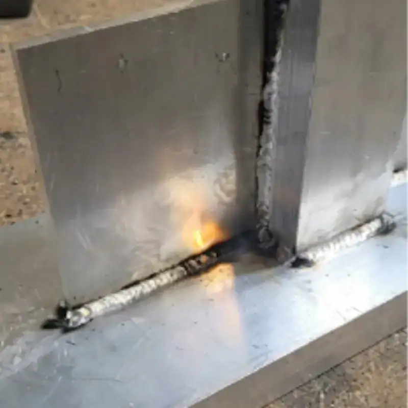 Femme répare sa gouttière en aluminium elle-même avec des baguettes