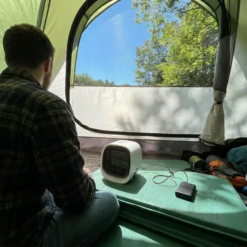Femme avec le AeroMini 2.0 dans la tente au camping
