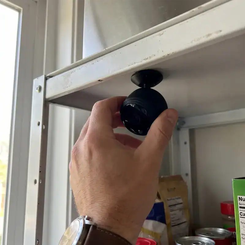 Homme place la iPuck magnétiquement sur un meuble