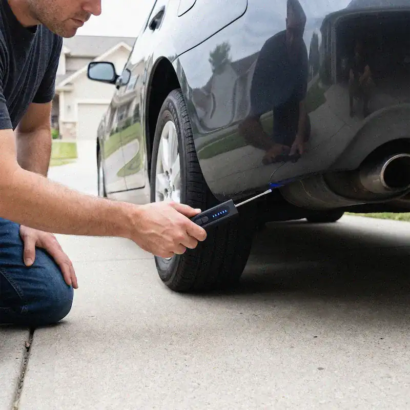 Homme vérifie sa voiture pour traceurs GPS avec la ScanPro