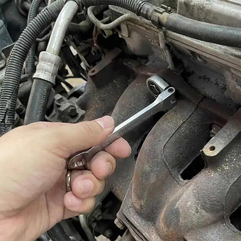 Homme travaillant avec le SwiftBolt Pro dans le moteur