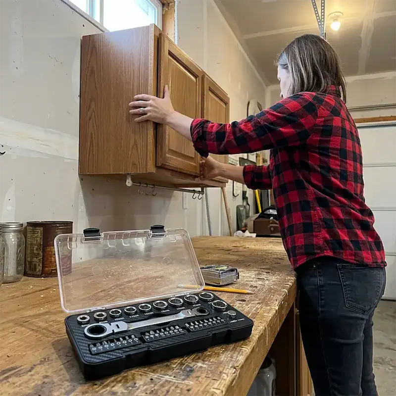 Femme accrochant une armoire avec le SwiftBolt Pro