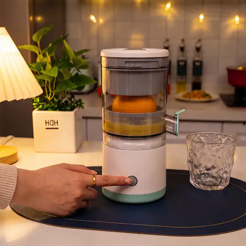Femme pressant du jus d'orange frais avec le CitroMax