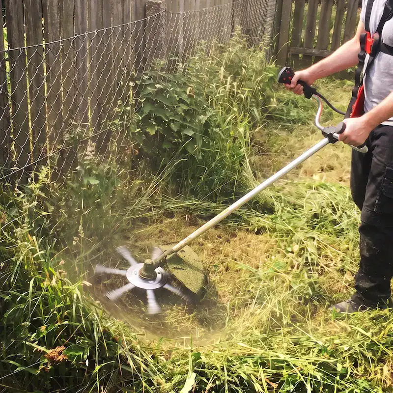 Propriétaire coupant le long d'un grillage avec DuroBlade