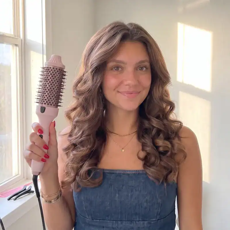 Femme avec un brushing volumineux grâce à la LumiCurl