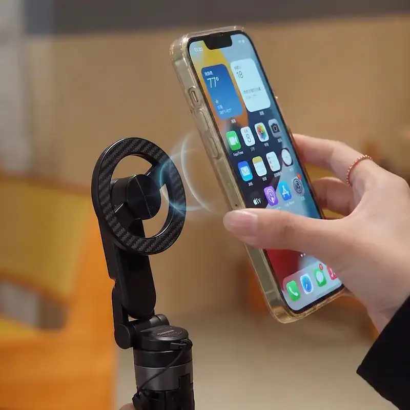 Le téléphone se fixe magnétiquement sur le MagStick Pro