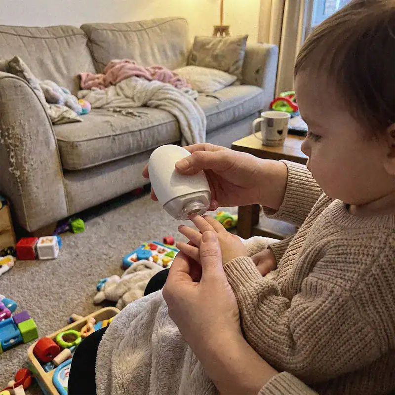 SanoNail sur les petits ongles d’un enfant