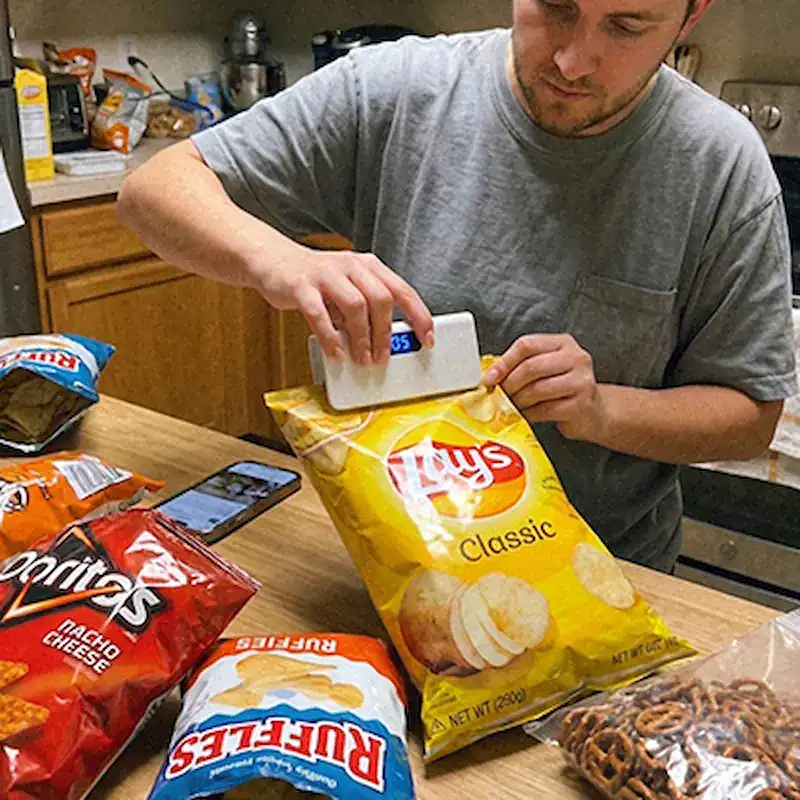 Famille en cuisine qui conserve la nourriture fraîche avec SnapSeal