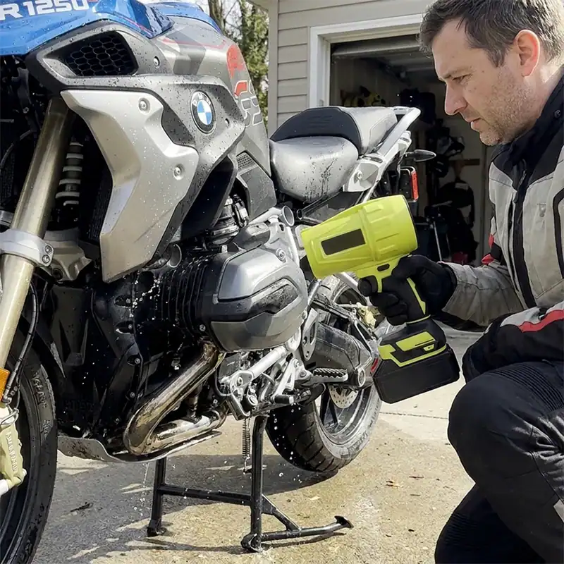 Motard sèche le bloc moteur avec l'AirStorm V2