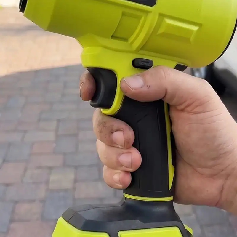Wrijf AirStorm V2 over de waas en vlekken