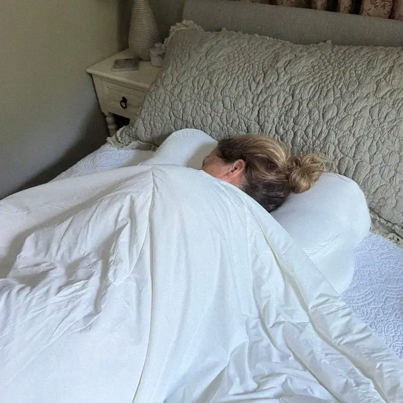 Femme dormant sur le côté sur l'oreiller d'alignement CloudNest