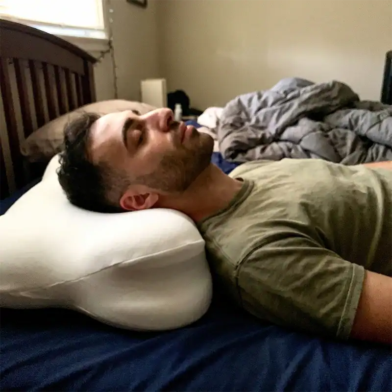 Homme dormant sur le dos sur l'oreiller à mémoire de forme CloudNest